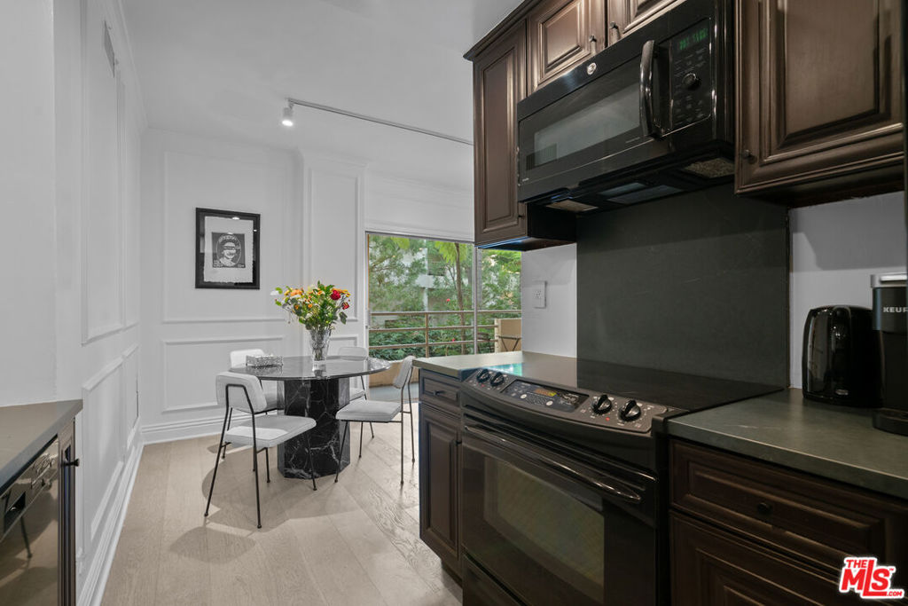 Residential Lease for rent at 1131 Alta Loma Road 216, West Hollywood CA featuring 1 bed and 2 baths