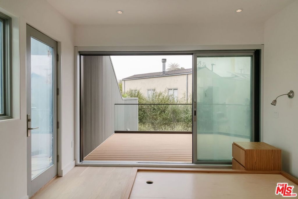 Residential Lease for rent at 340 Indiana Ave, Venice, Los Angeles CA featuring 1 bed and 2 baths