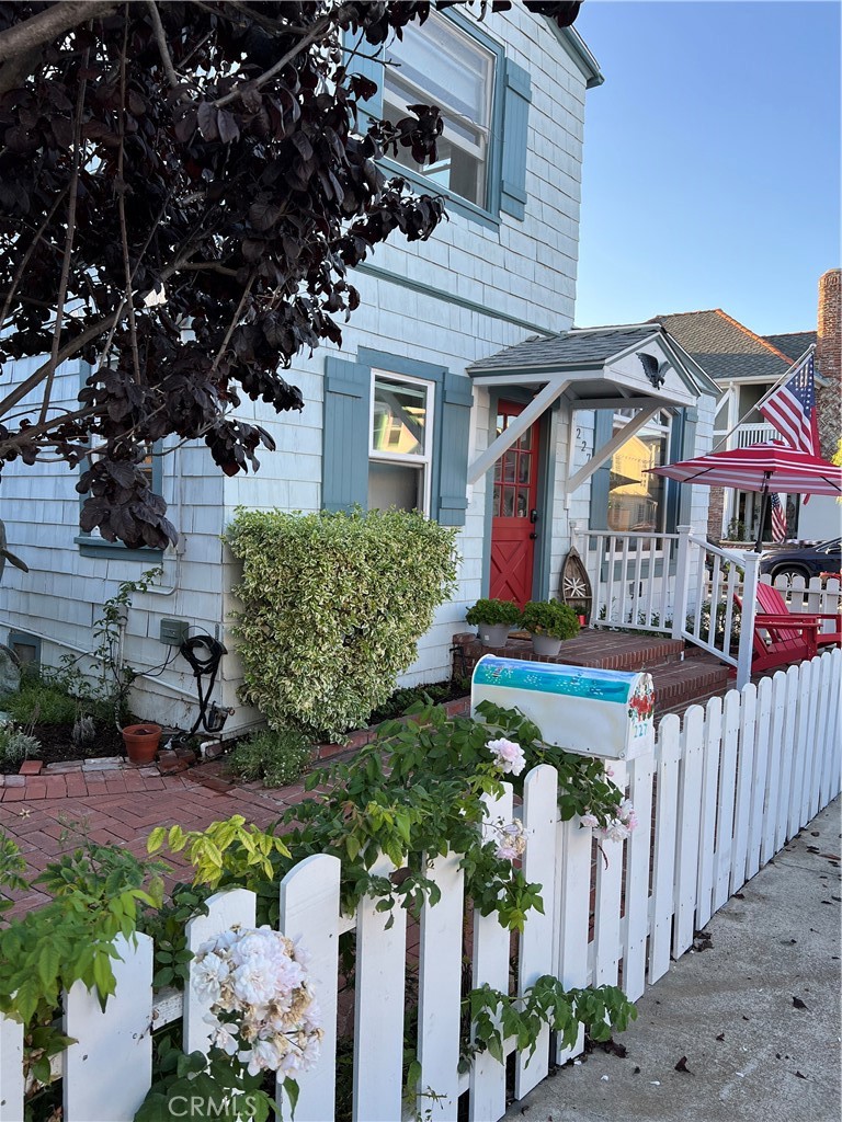 Residential Lease for rent at 227 Apolena Avenue, Newport Beach CA featuring 3 beds and 2 baths