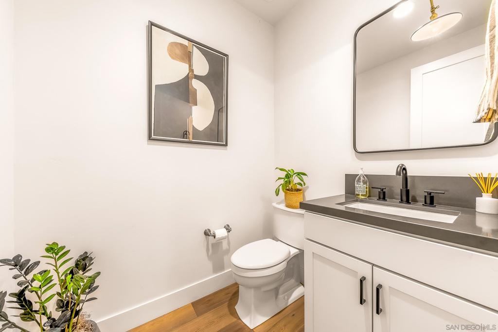 Residential Lease for rent at 1245 Canton Ct, Encinitas, San Diego County CA featuring 5 beds and 5 baths