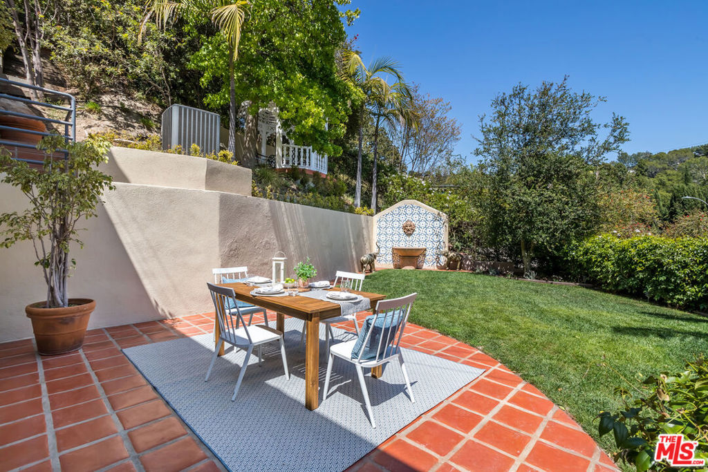 Residential Lease for rent at 941 N Norman Place, Los Angeles, Los Angeles County CA featuring 5 beds and 6 baths