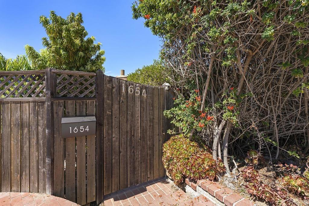 Residential Lease for rent at 1654 Camino Del Mar upper, Del Mar CA featuring 3 beds and 3 baths