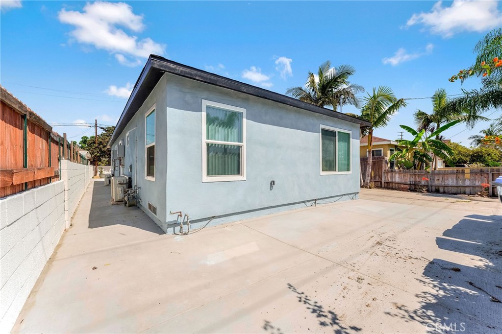 Residential Lease for rent at 2417 W Stanford, Santa Ana CA featuring 2 beds and 1 bath