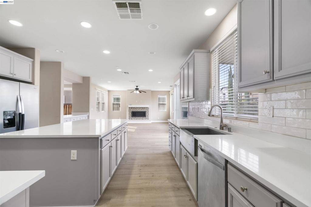Residential Lease for rent at 967 Dainty Ave., Brentwood CA featuring 6 beds and 4 baths