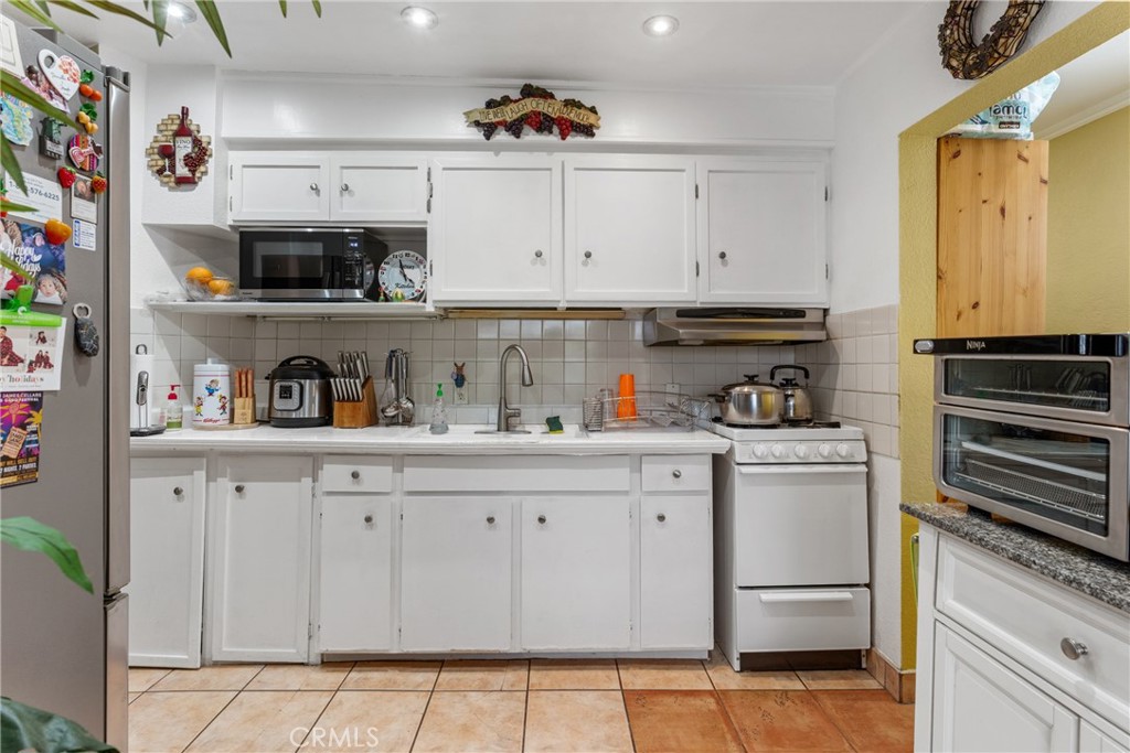 Single Family Residence for sale at 3812 Middlebury, Los Angeles, CA featuring 3 beds and 3 baths