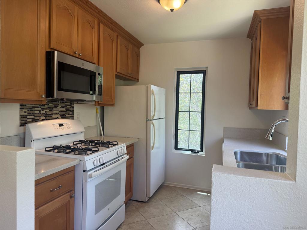 Residential Lease for rent at 13294 Wimberly 228, San Diego CA featuring 2 beds and 2 baths
