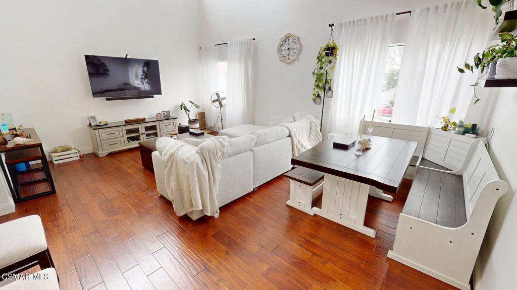 Residential Lease for rent at 5123 Longfellow Way, Oxnard CA featuring 2 beds and 1 bath
