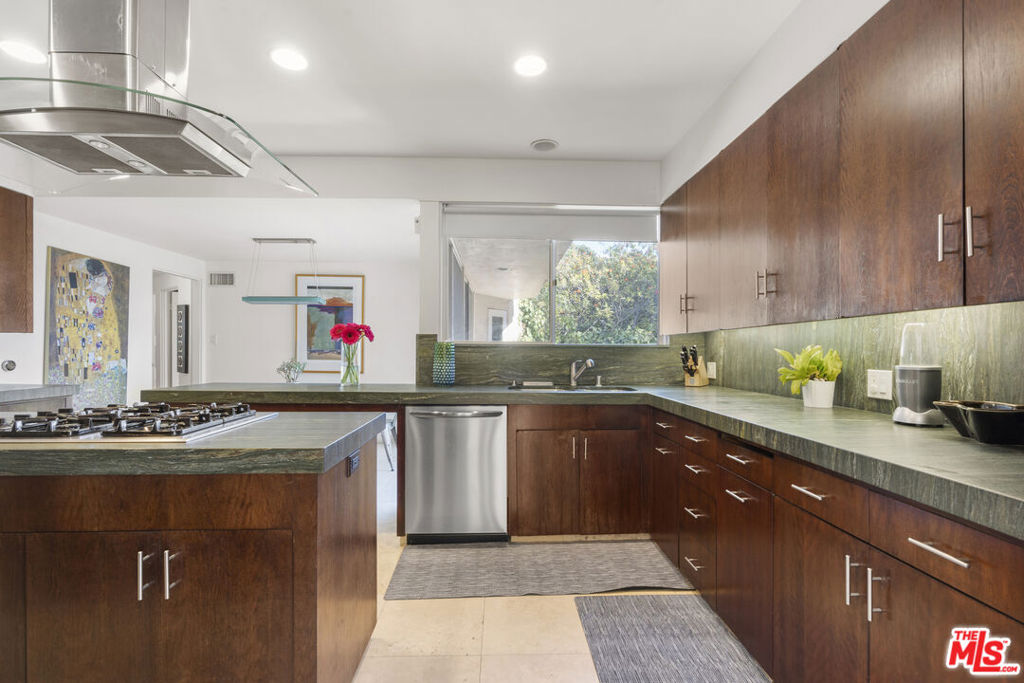 Residential Lease for rent at 510 Leslie Lane, Beverly Hills CA featuring 6 beds and 7 baths