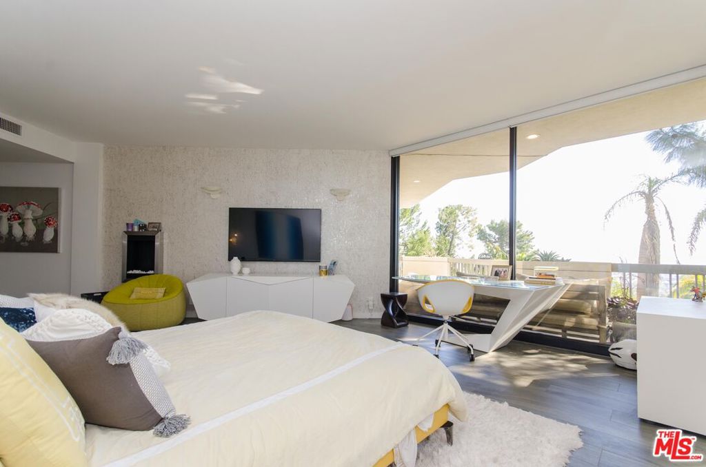 Residential Lease for rent at 510 Leslie Lane B, Beverly Hills CA featuring 3 beds and 4 baths