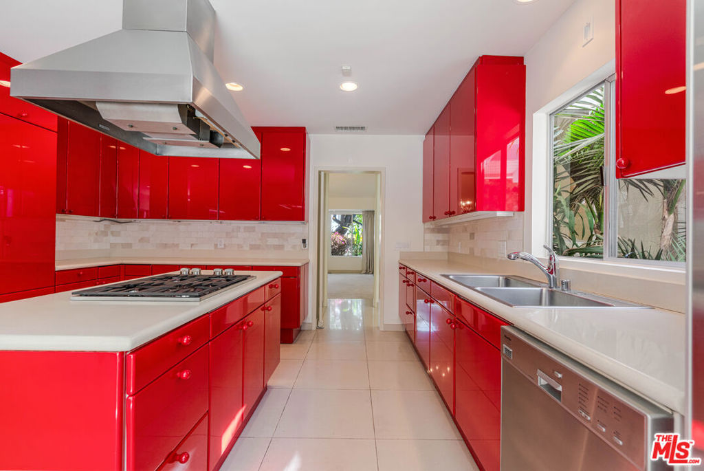 Residential Lease for rent at 811 N Hillcrest Road, Beverly Hills, Los Angeles County CA featuring 5 beds and 6 baths