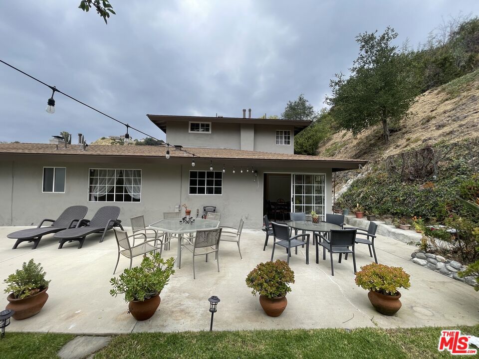 Residential Lease for rent at 1986 Sherer Lane, Glendale, Los Angeles County CA featuring 3 beds and 3 baths