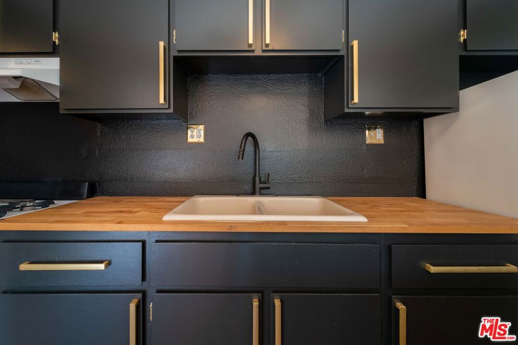 Residential Lease for rent at 1323 N OLIVE Drive 23G, Los Angeles CA featuring 1 bed and 2 baths