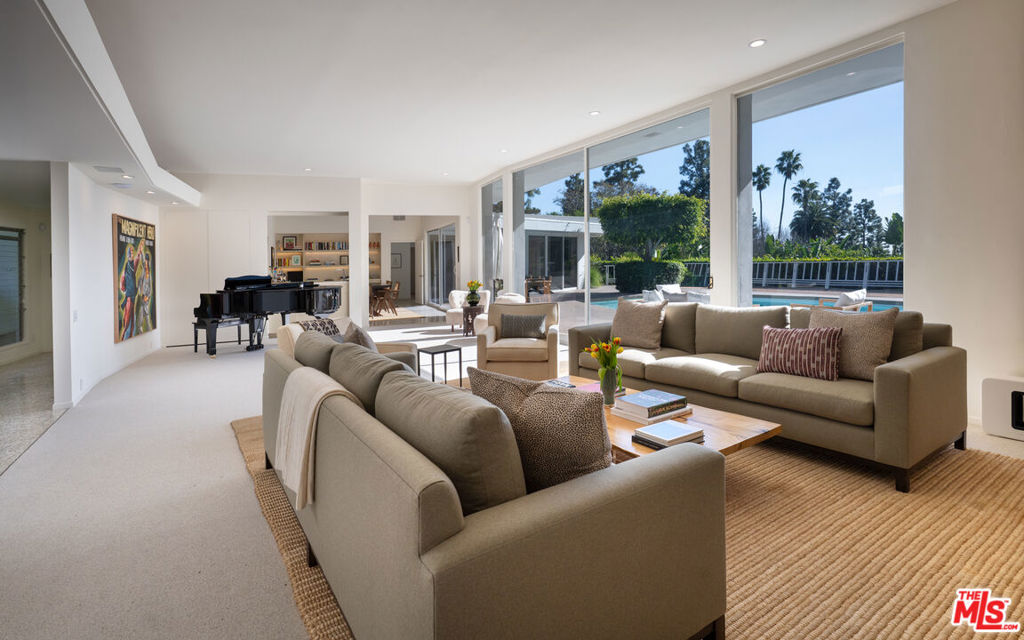 Residential Lease for rent at 1121 Loma Vista Drive, Beverly Hills CA featuring 5 beds and 5 baths