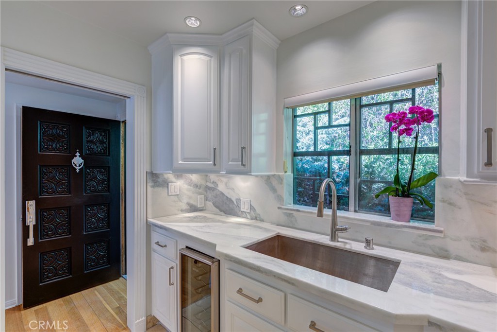 Residential Lease for rent at 2740 Hutton Drive, Beverly Hills CA featuring 2 beds and 2 baths