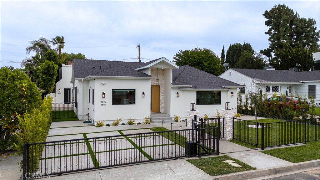 Active for sale at Toluca Lake, CA, Toluca Lake, CA CA and 8 baths