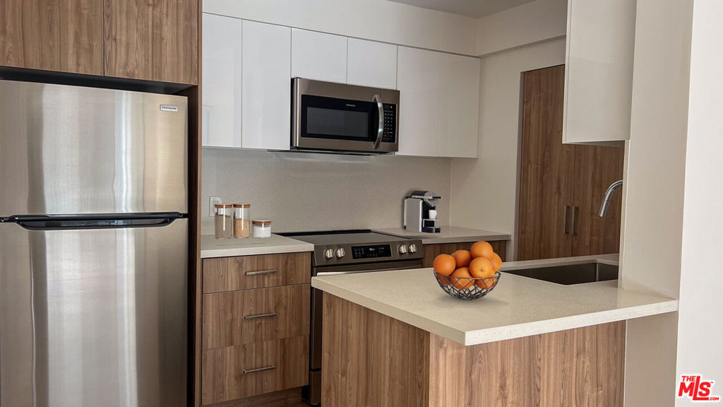 Residential Lease for rent at 2700 Neilson Way 610, Santa Monica, Los Angeles County CA featuring 1 bed and 1 bath