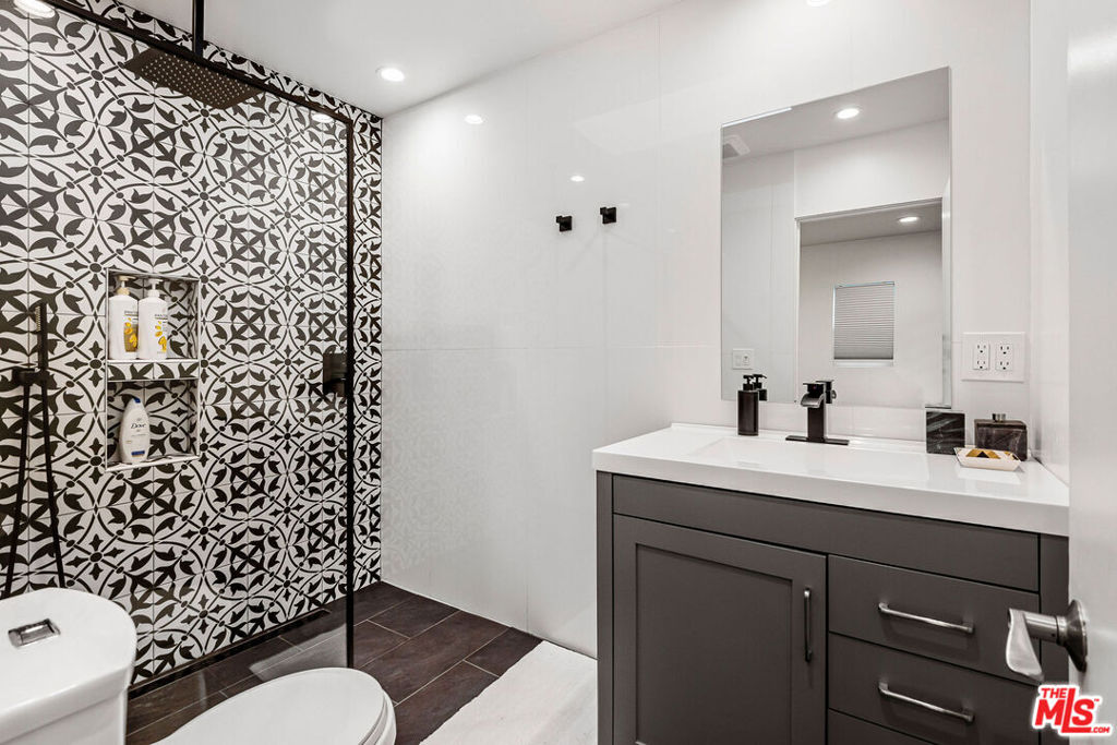 Residential Lease for rent at 717 Huntley Drive, West Hollywood, Los Angeles County, CA featuring 1 bed and 2 baths