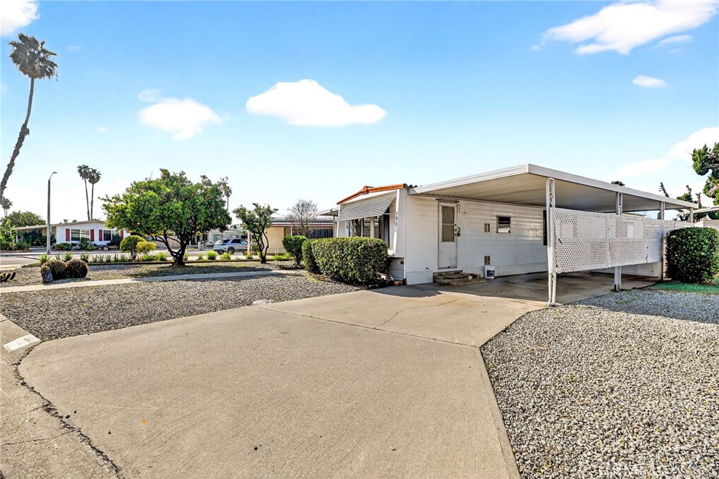 Residential Lease for rent at 893 S Palm Avenue, Hemet, Riverside CA featuring 2 beds and 2 baths