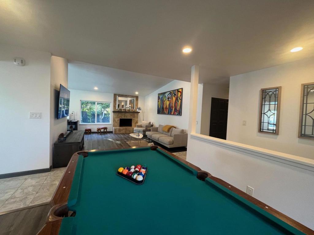 Residential Lease for rent at 1233 E Via Escuela, Palm Springs CA featuring 3 beds and 2 baths