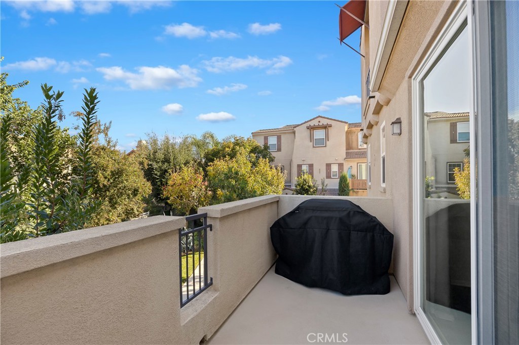Residential Lease for rent at 31205 Strawberry Tree Lane 47, Temecula CA featuring 3 beds and 4 baths
