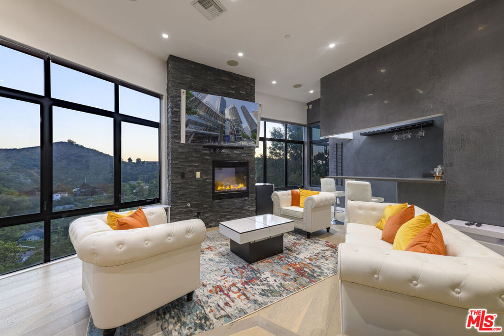 Residential Lease for rent at 2271 Gloaming Way, Beverly Hills CA featuring 4 beds and 5 baths
