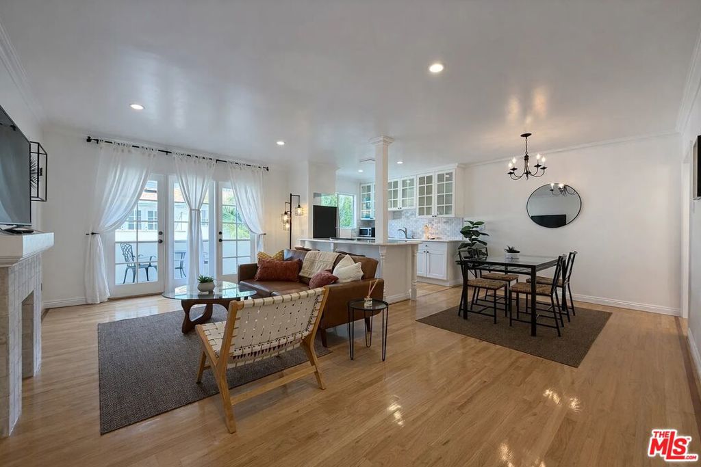Residential Lease for rent at 1027 20th Street S, Santa Monica, Los Angeles County CA featuring 2 beds and 1 bath