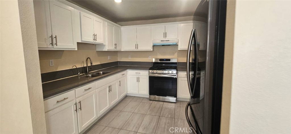 Residential Lease for rent at 1633 1/2 E 85th Street, Los Angeles CA featuring 5 beds and 3 baths