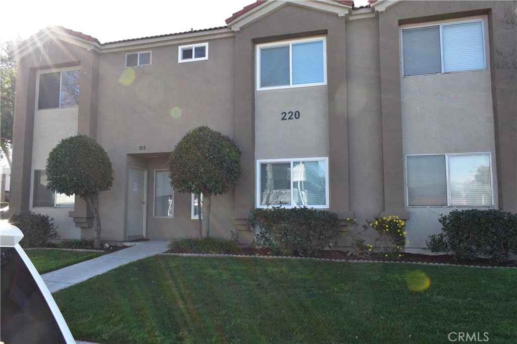 Townhouse for rent at 260 W 3rd, Corona, CA featuring 2 beds and 2 baths