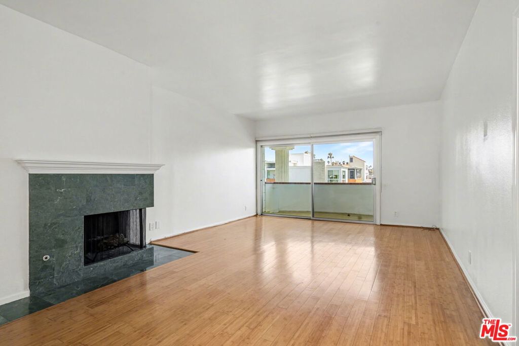 Residential Lease for rent at 521 MONTANA Avenue 301, Santa Monica, Los Angeles County CA featuring 2 beds and 2 baths