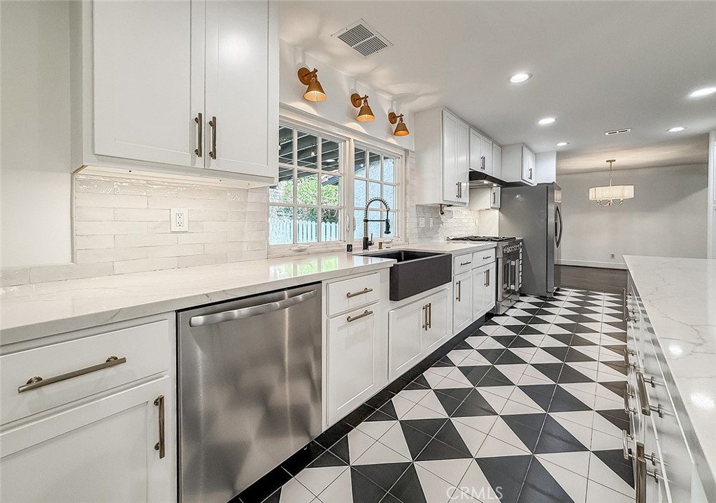Residential Lease for rent at 3301 Blue Ridge Court, Thousand Oaks CA featuring 6 beds and 3 baths