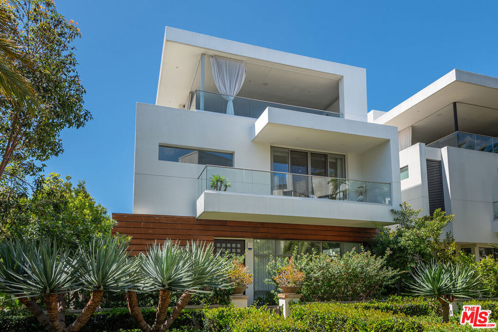 Residential Lease for rent at 5926 Firefly Place, Los Angeles, Los Angeles County CA featuring 5 beds and 7 baths