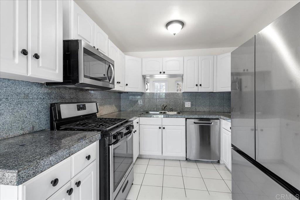 Residential Lease for rent at 3538 Curlew St 40, San Diego, San Diego County CA featuring 2 beds and 1 bath