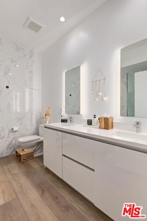 Residential Lease for rent at 957 Figueroa Terrace 313, Los Angeles, Los Angeles County CA featuring 2 beds and 3 baths