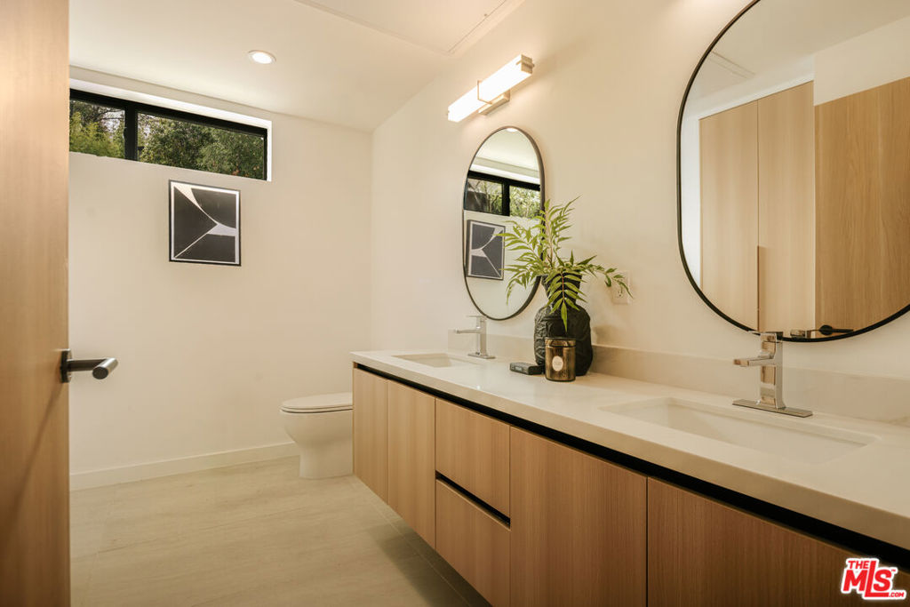 Condominium for sale at 2919 Waverly Drive 106, Los Angeles, CA featuring 2 beds and 3 baths