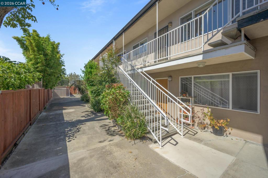 Residential Lease for rent at 2134 Mcgee Ave, Berkeley CA featuring 2 beds and 1 bath