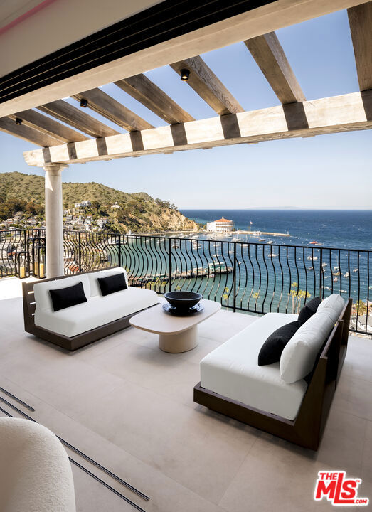 Residential Lease for rent at 335 Wrigley Road, Avalon CA featuring 5 beds and 6 baths