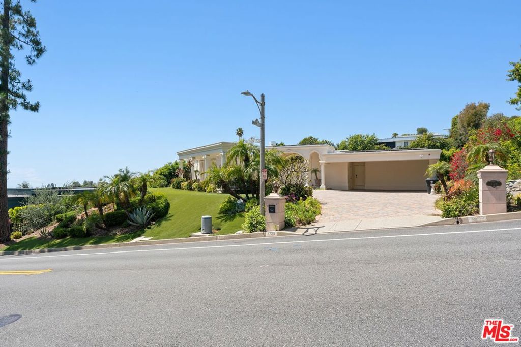 Residential Lease for rent at 1725 Loma Vista Drive, Beverly Hills CA featuring 5 beds and 6 baths