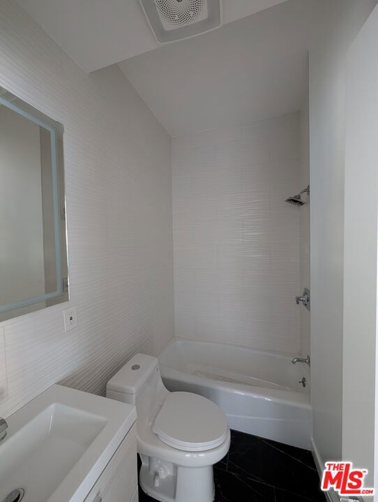Residential Lease for rent at 2626 Cloverfield Boulevard 12, Santa Monica, Los Angeles County, CA featuring 1 bed and 1 bath