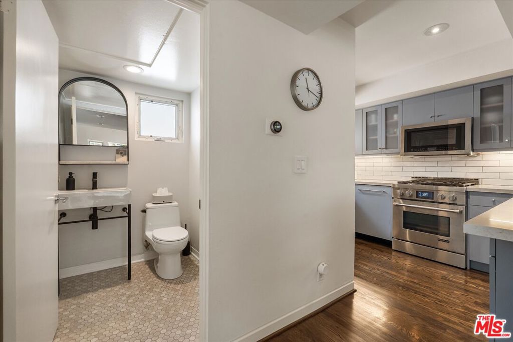 Residential for sale at 2807 3rd Street 6, Santa Monica CA featuring 2 beds and 3 baths