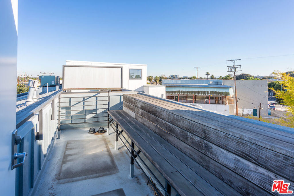 Residential Lease for rent at 815 Hampton Drive 7, Venice, Los Angeles CA featuring 2 beds and 3 baths