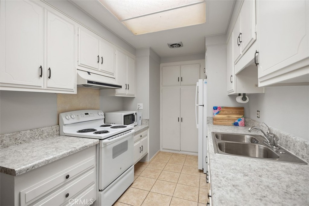 Residential Lease for rent at 956 Calle Aragon C, Laguna Woods, Orange County, CA featuring 1 bed and 1 bath