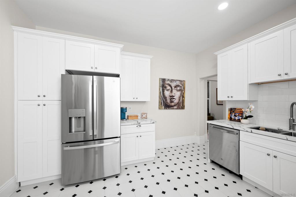 Residential Lease for rent at 2251 Brant Street, San Diego CA featuring 2 beds and 2 baths