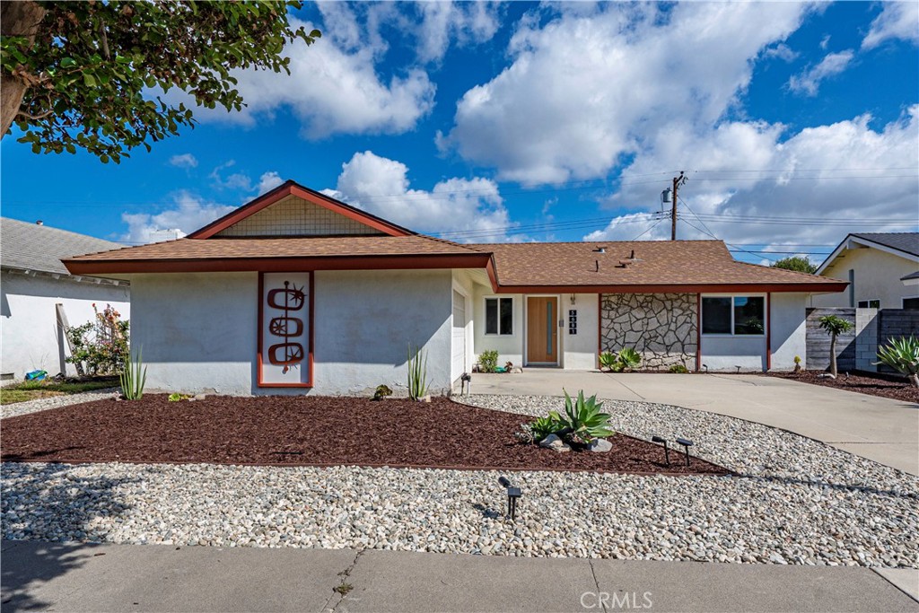 Residential Lease for rent at 5681 Mangrum, Huntington Beach CA featuring 3 beds and 2 baths