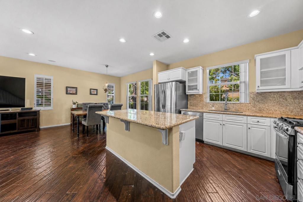 Residential Lease for rent at 1732 Wolf Canyon Loop, Chula Vista CA featuring 5 beds and 3 baths