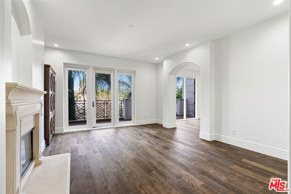 Residential Lease for rent at 137 S Spalding Drive 304, Beverly Hills, Los Angeles County CA featuring 2 beds and 3 baths