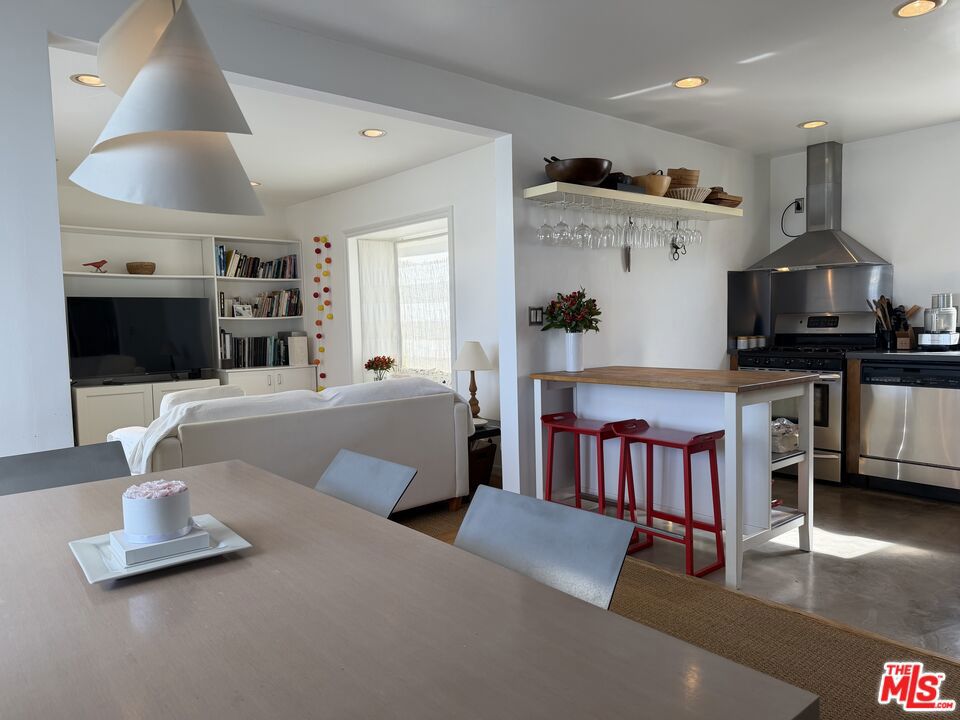 Residential for sale at 924 5th Street 10, Santa Monica CA featuring 3 beds and 2 baths
