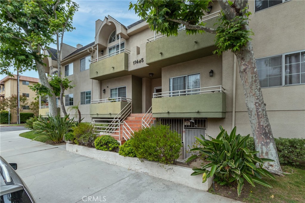 Residential for sale at 11485 Moorpark Street 15, Studio City CA featuring 2 beds and 3 baths