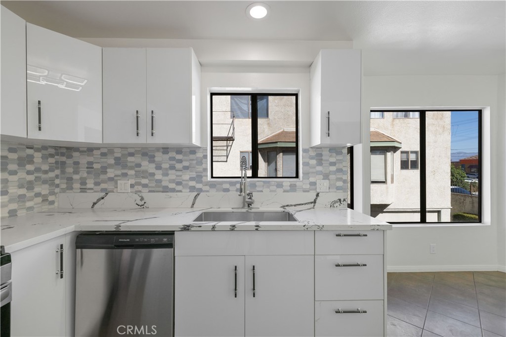 Residential for sale at 7550 Zombar 11, Van Nuys CA featuring 2 beds and 3 baths