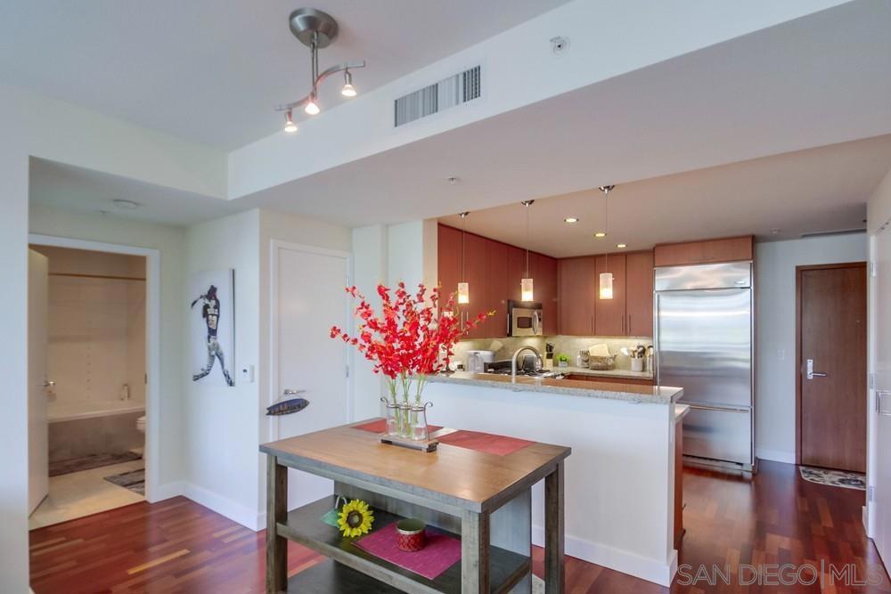 Residential Lease for rent at 325 7th Ave 610, San Diego CA featuring 2 beds and 2 baths