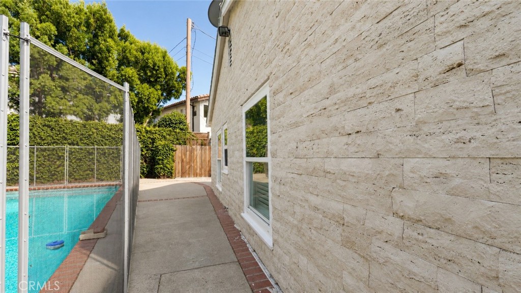 Residential Lease for rent at 4711 Tyrone, Sherman Oaks, Los Angeles CA featuring 6 beds and 5 baths